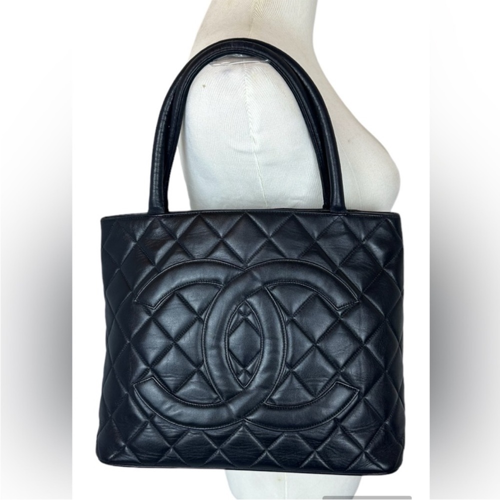 CHANEL CC LAMBSKIN LEATHER MEDALLION TOTE BAG - Picture 2 of 6
